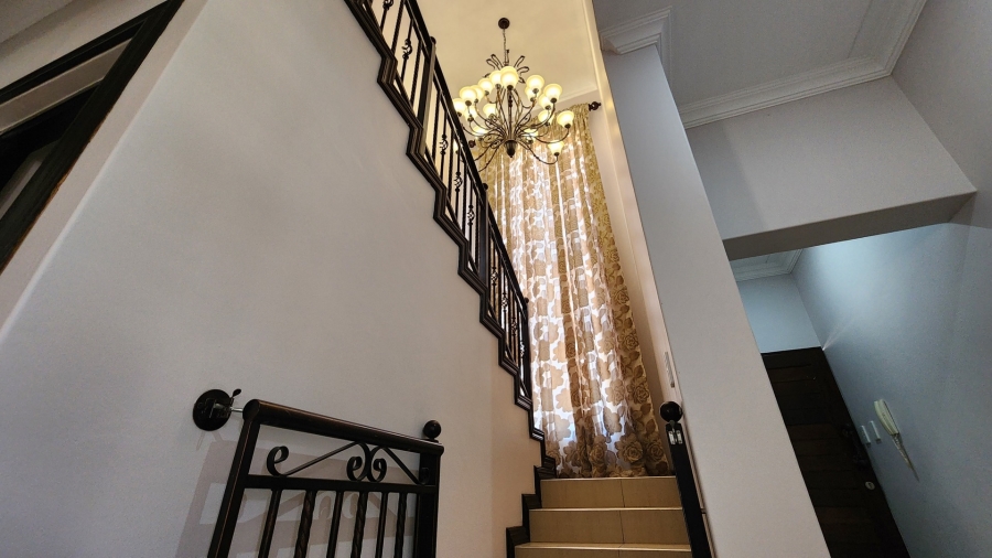 To Let 6 Bedroom Property for Rent in Tuscany Ridge North West